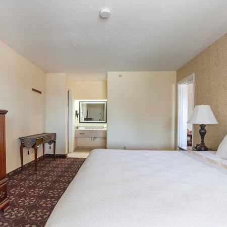 דה וודלנדס Days Inn By Wyndham Shenandoah מראה חיצוני תמונה