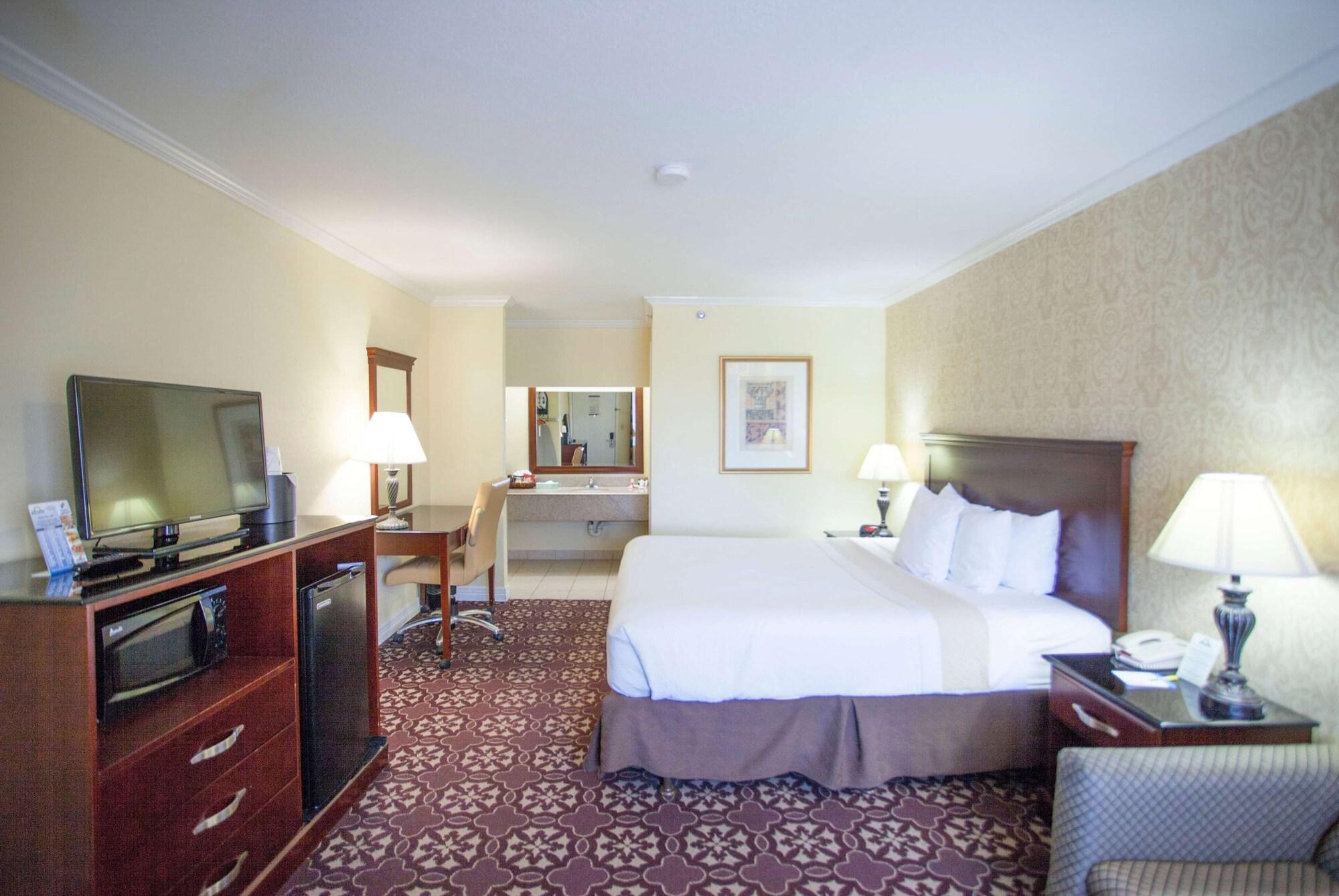 דה וודלנדס Days Inn By Wyndham Shenandoah מראה חיצוני תמונה