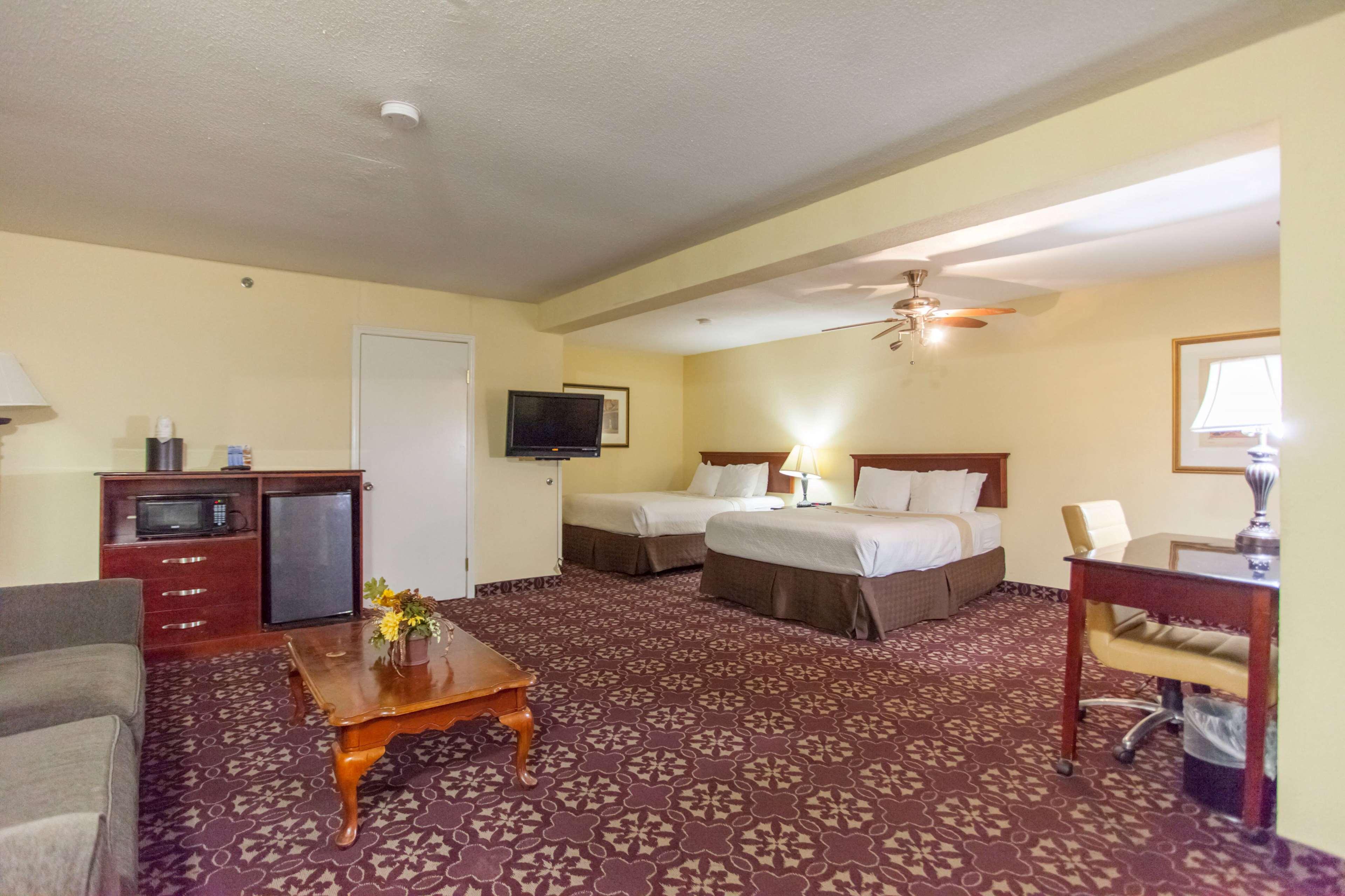 דה וודלנדס Days Inn By Wyndham Shenandoah מראה חיצוני תמונה