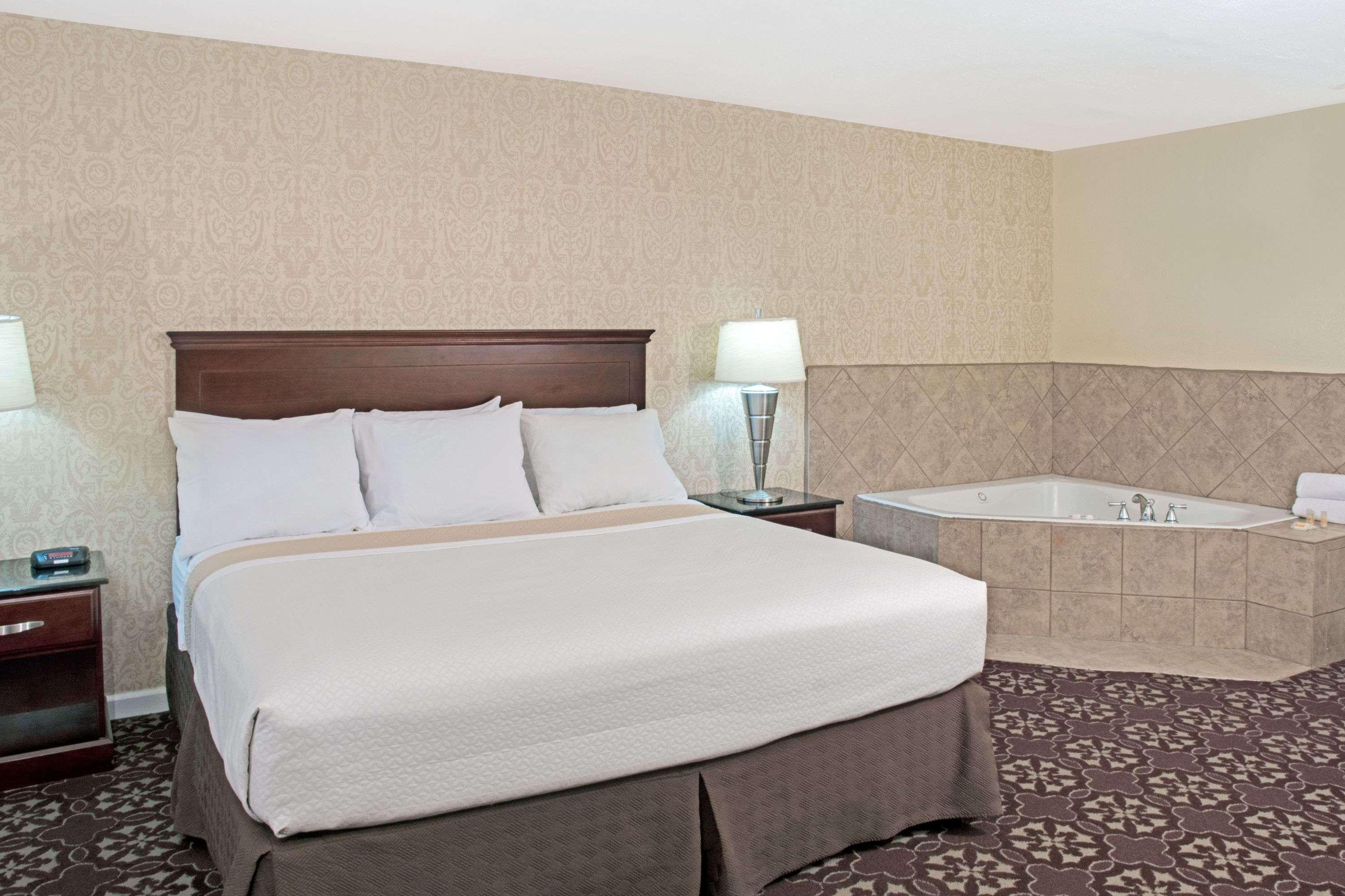 דה וודלנדס Days Inn By Wyndham Shenandoah מראה חיצוני תמונה