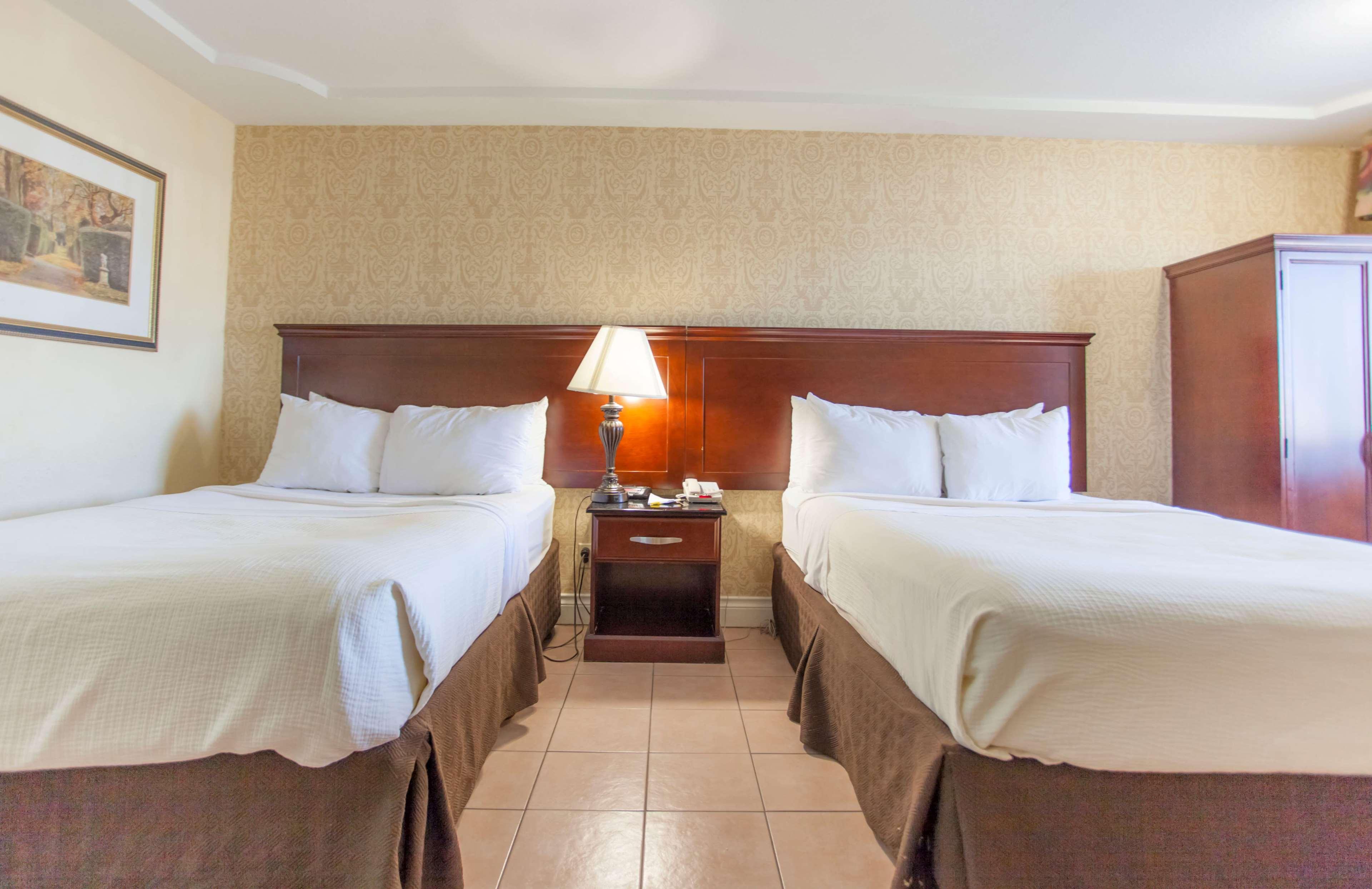 דה וודלנדס Days Inn By Wyndham Shenandoah מראה חיצוני תמונה