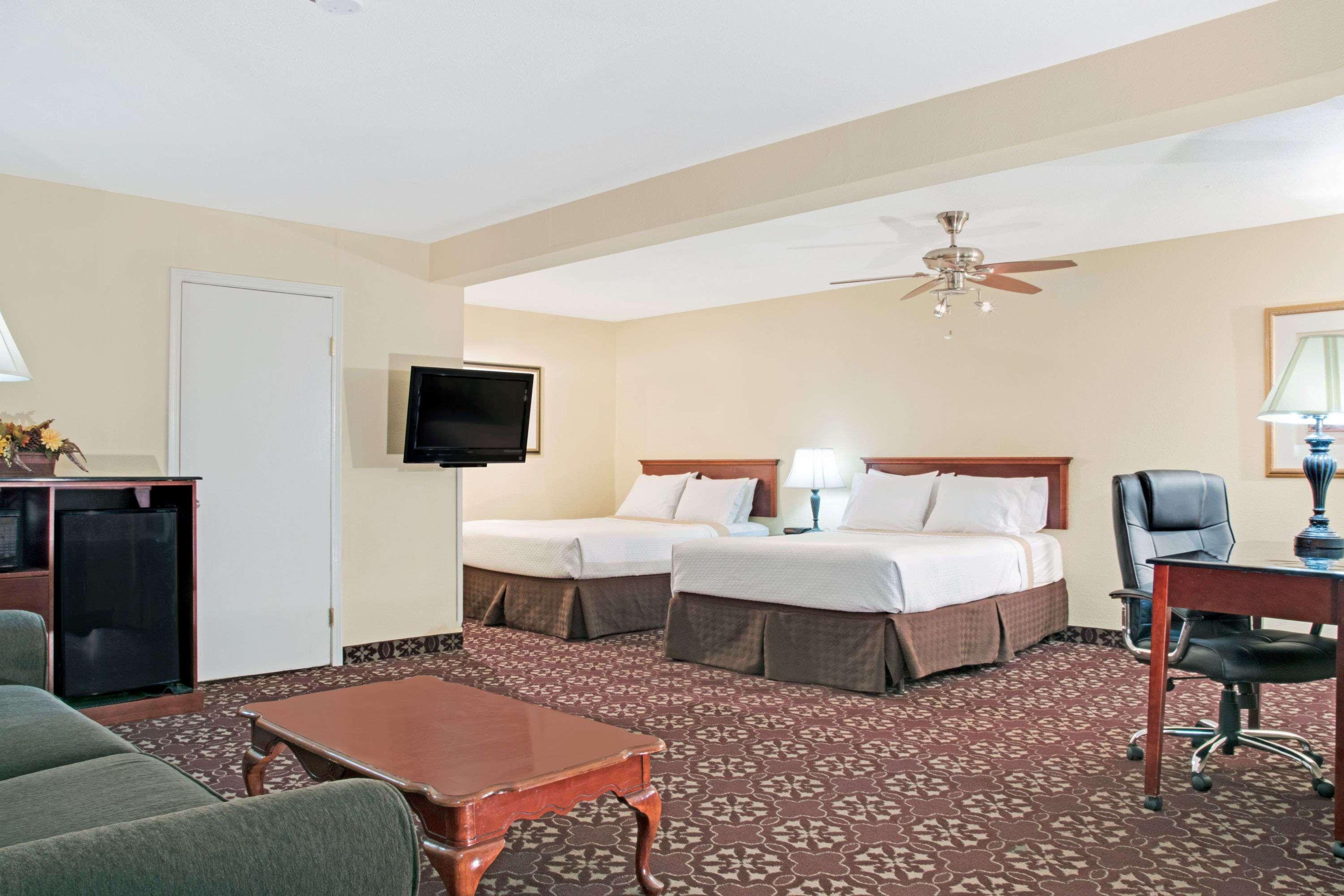 דה וודלנדס Days Inn By Wyndham Shenandoah מראה חיצוני תמונה