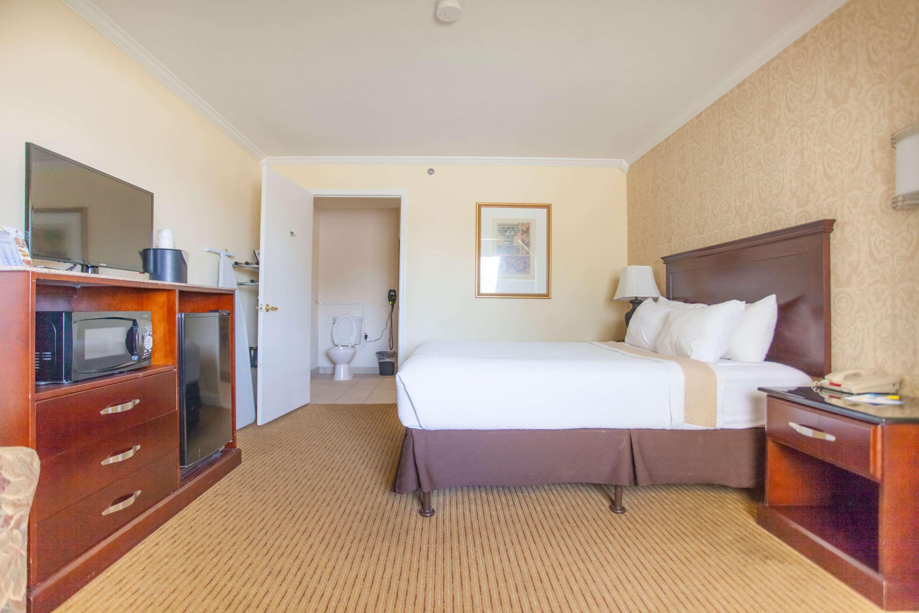 דה וודלנדס Days Inn By Wyndham Shenandoah מראה חיצוני תמונה