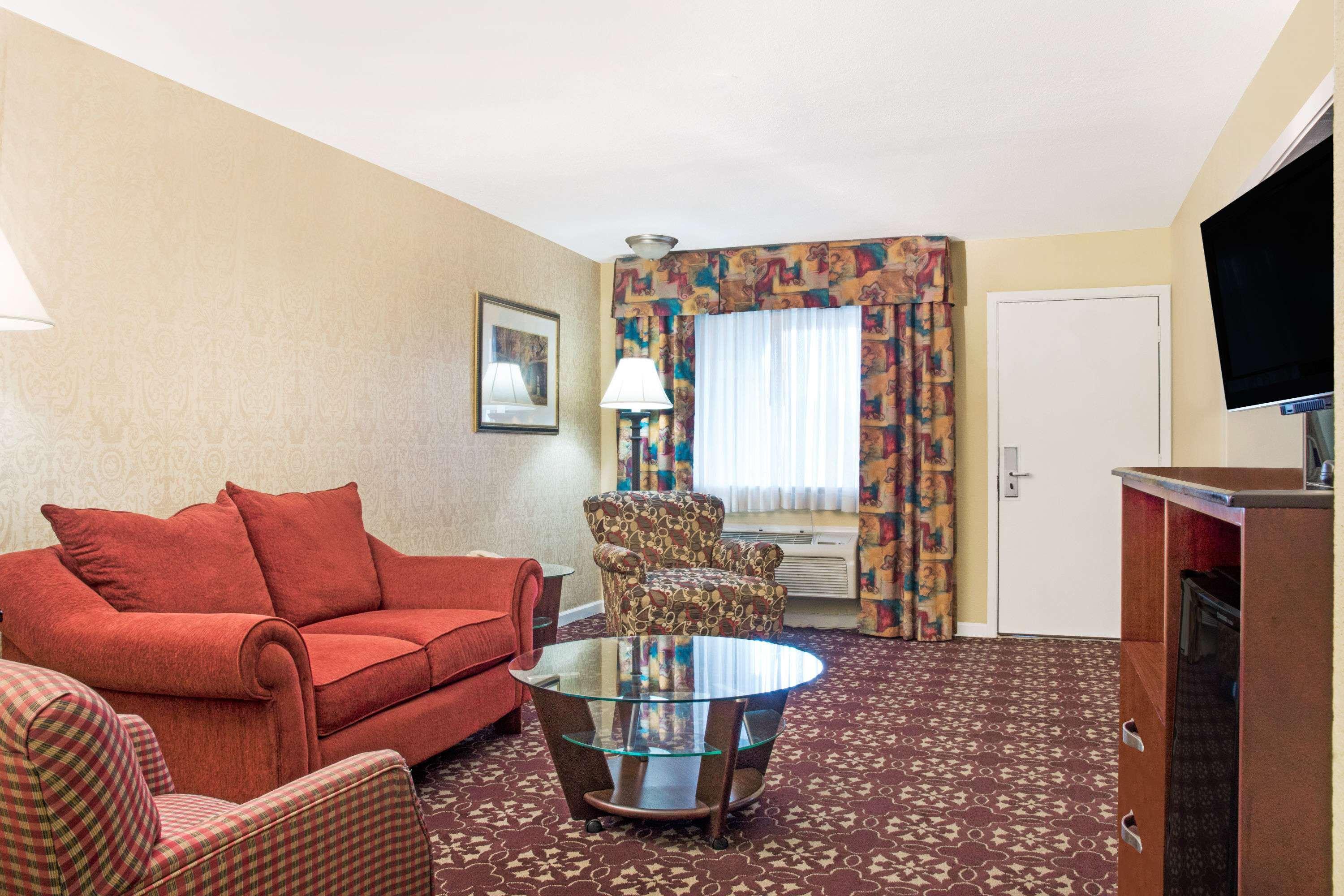 דה וודלנדס Days Inn By Wyndham Shenandoah מראה חיצוני תמונה