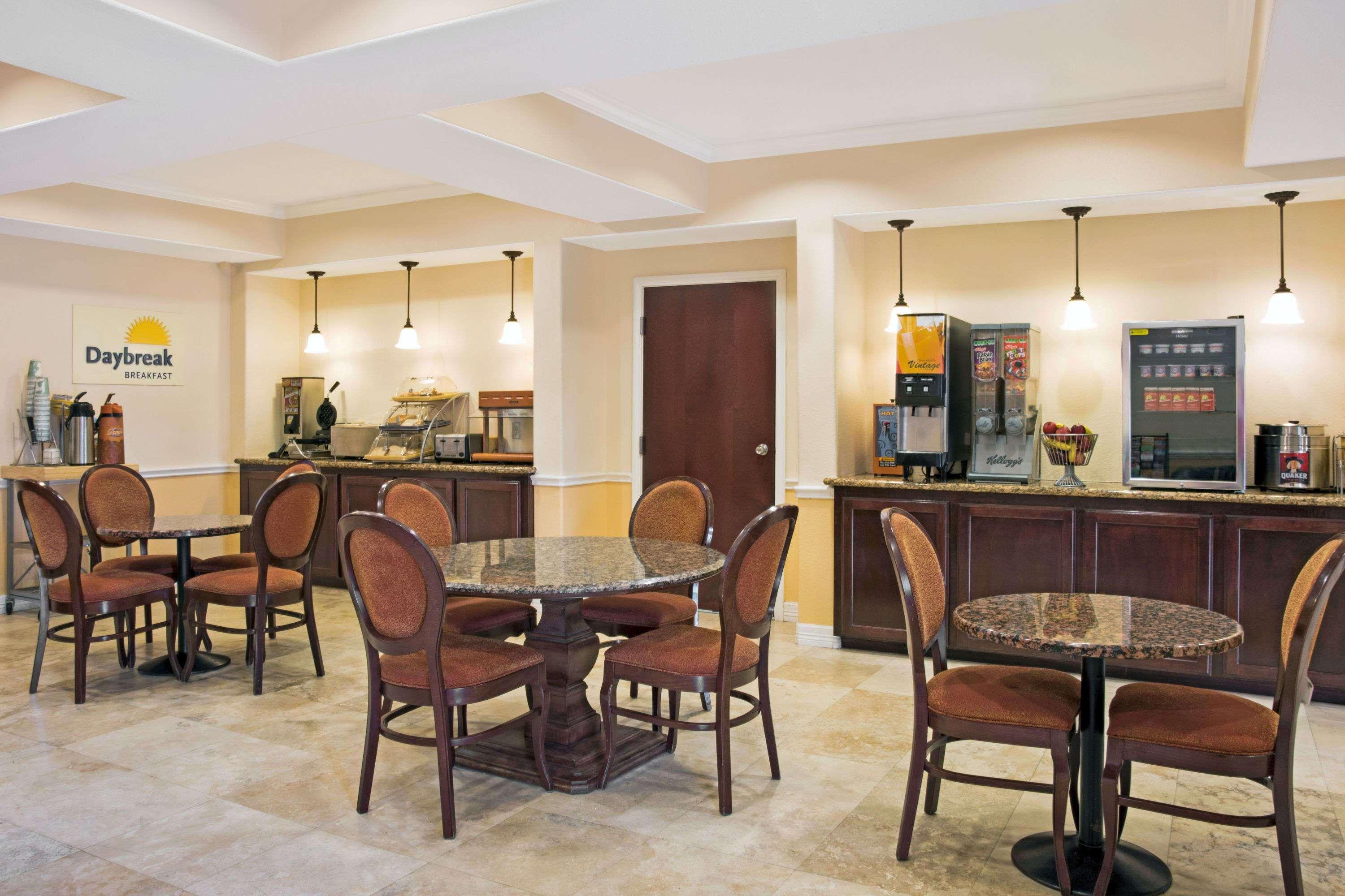 דה וודלנדס Days Inn By Wyndham Shenandoah מראה חיצוני תמונה