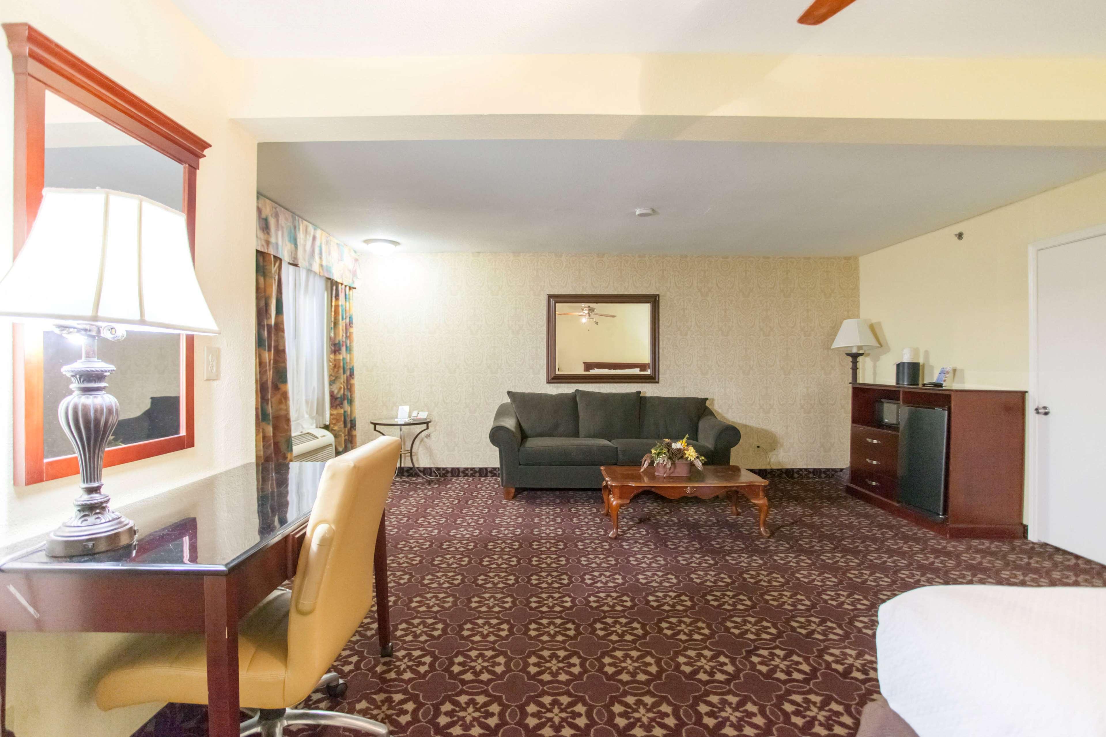 דה וודלנדס Days Inn By Wyndham Shenandoah מראה חיצוני תמונה
