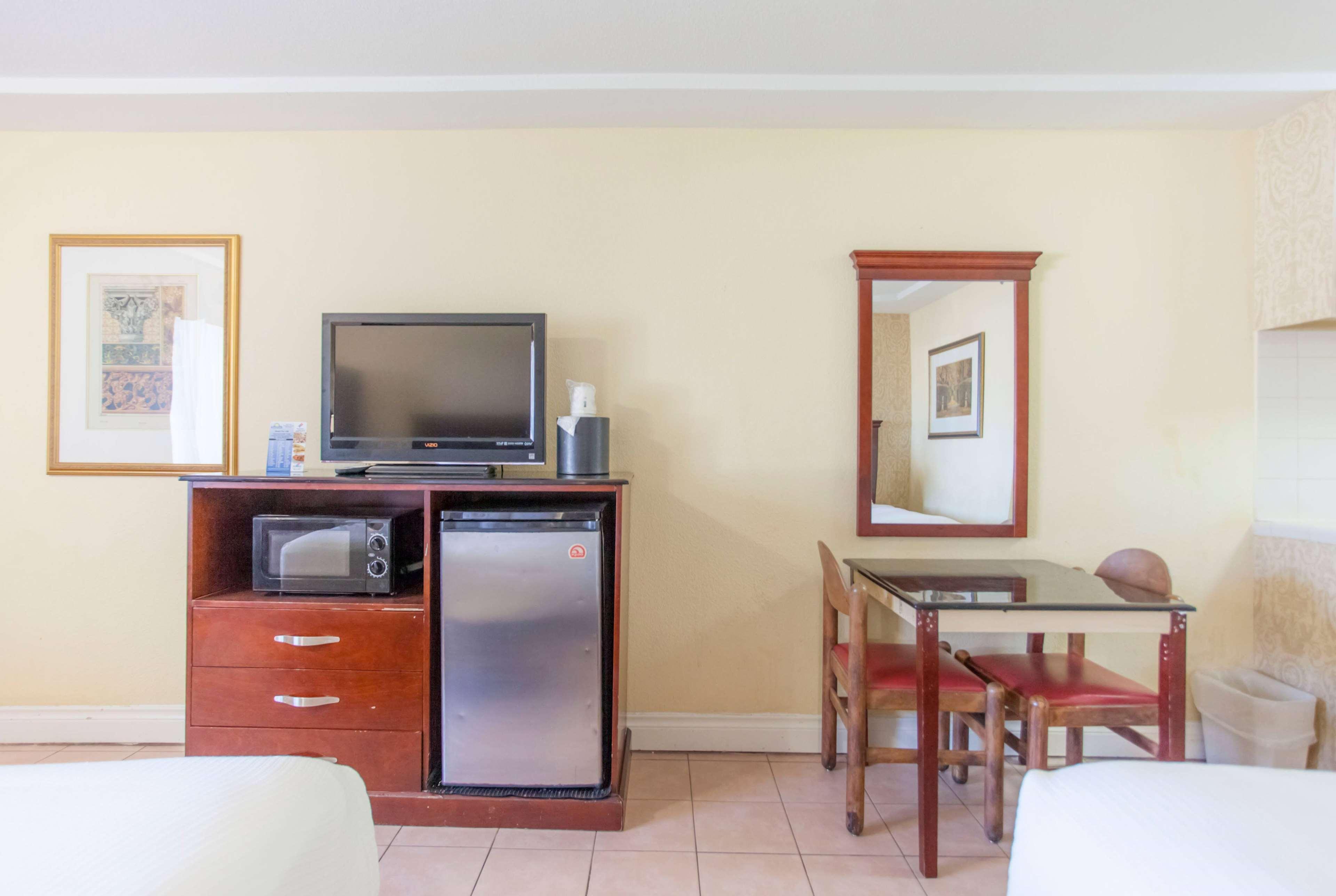 דה וודלנדס Days Inn By Wyndham Shenandoah מראה חיצוני תמונה