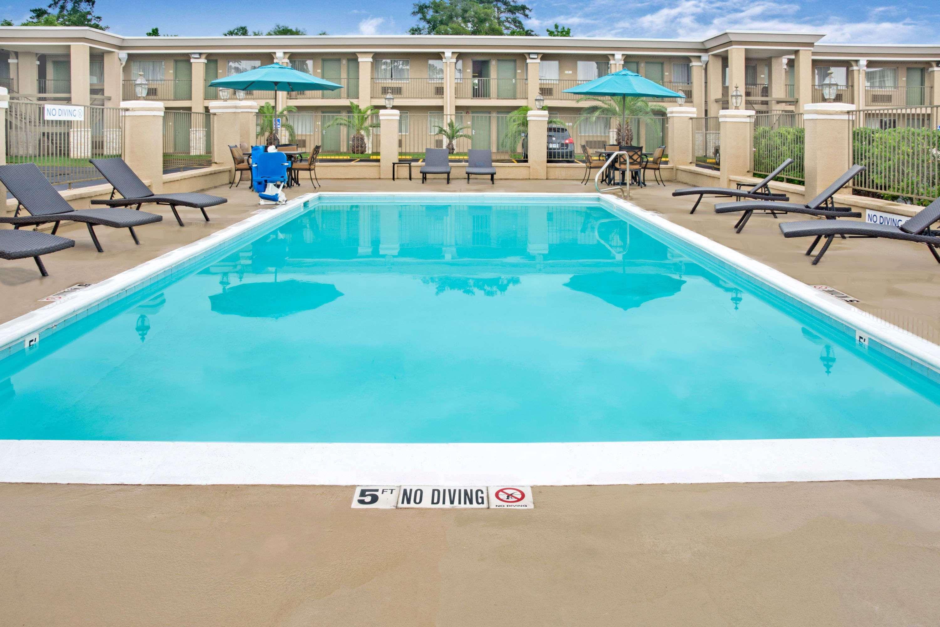 דה וודלנדס Days Inn By Wyndham Shenandoah מראה חיצוני תמונה